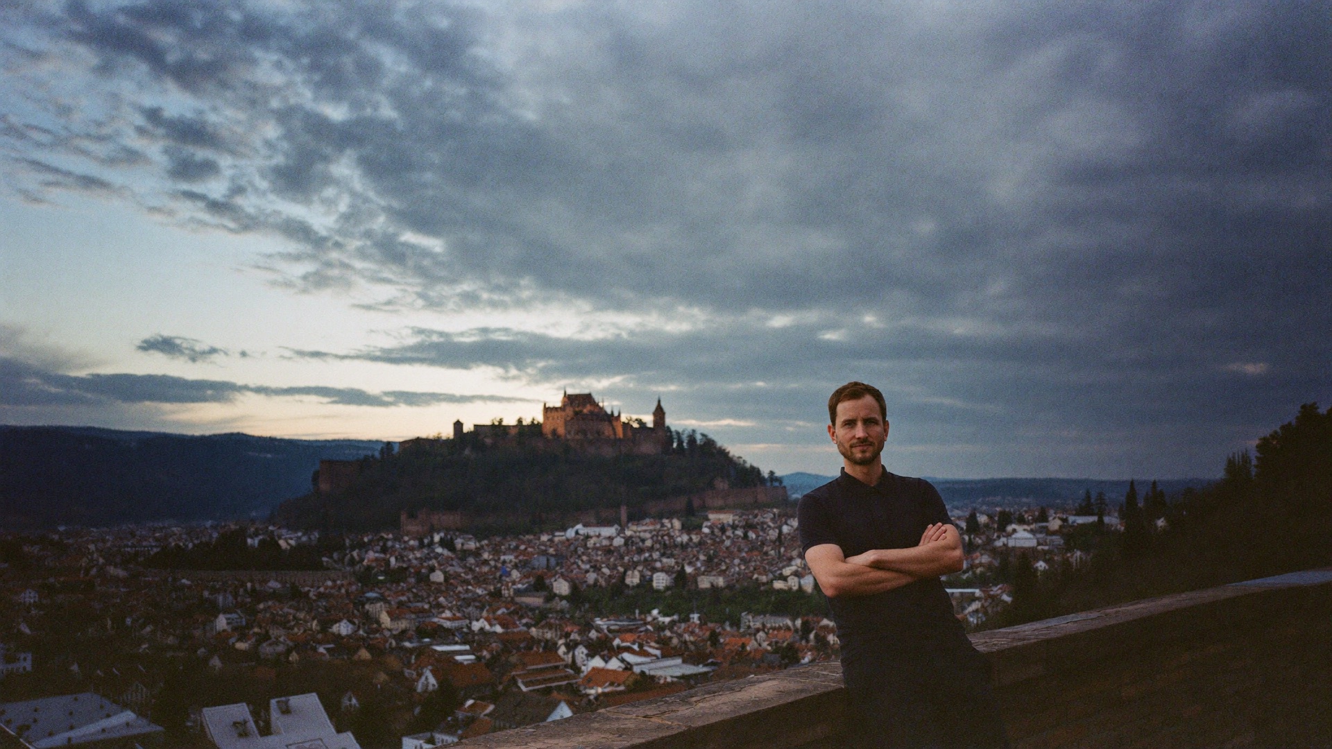 Joshua Stark ueber den Daechern von Heidelberg, im Hintergrund das Heidelberger Schloss